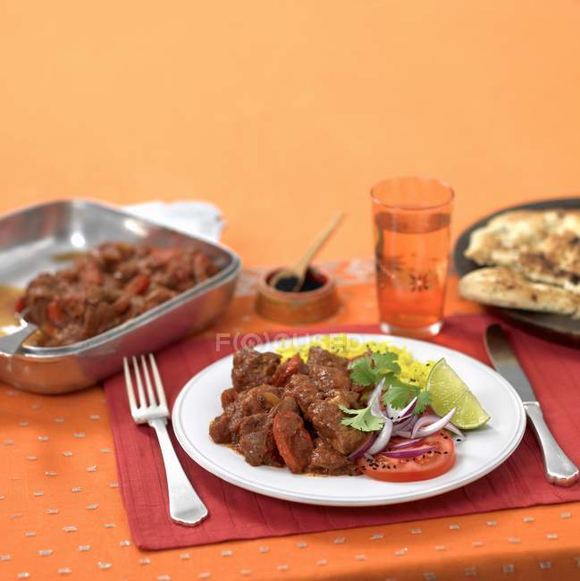 Vista ravvicinata del curry di pollo con verdure e frutta — Foto stock