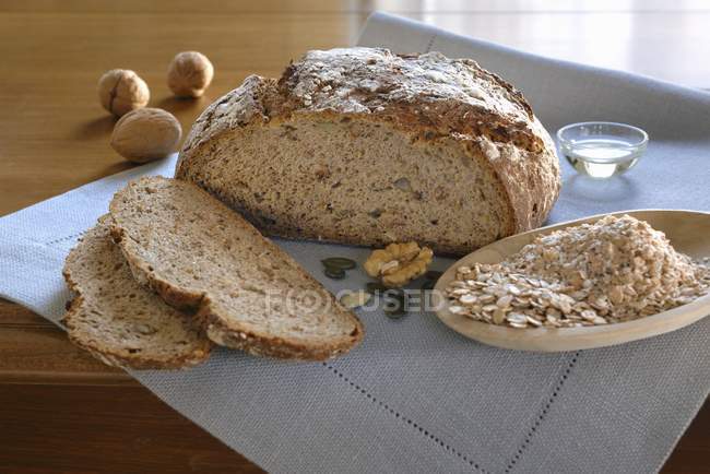 Pão integral de nozes — Fotografia de Stock