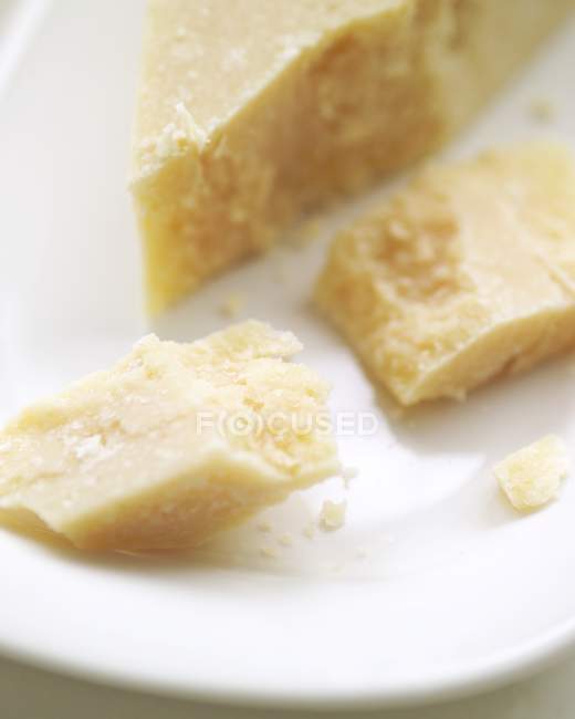 Tranches de parmesan sur assiette — Photo de stock