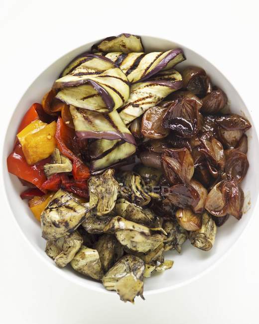 Смажені овочі - для овочевого лазаньйону на білому тлі — стокове фото