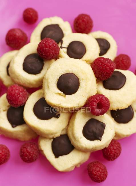 Kekse mit Schokolade und Himbeeren — Stockfoto