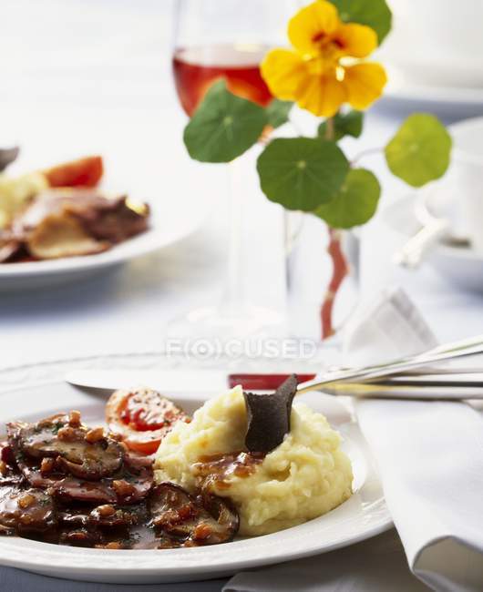Slices of meat with ceps — Stock Photo