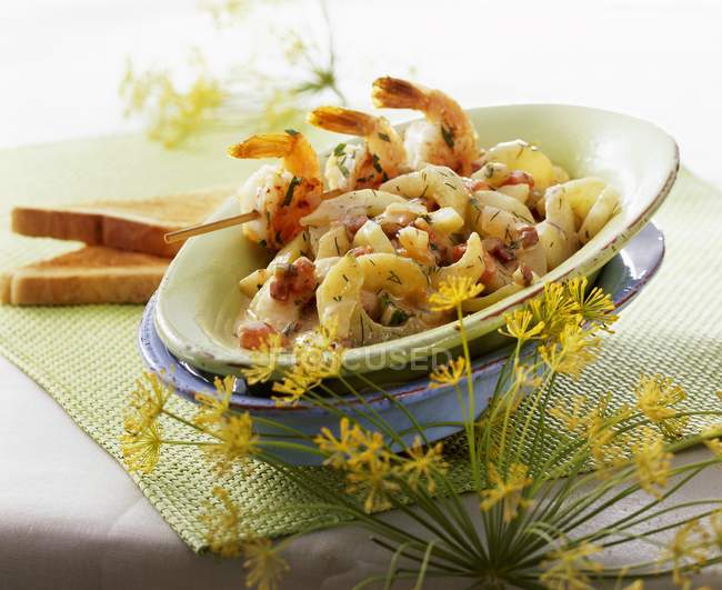 Pepino cozido com espeto de camarão em placas — Fotografia de Stock