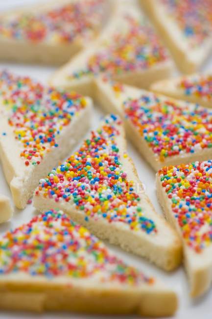 Triângulos de pão cobertos com polvilhas — Fotografia de Stock