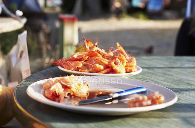 Crevettes pelées et non pelées bouillies — Photo de stock