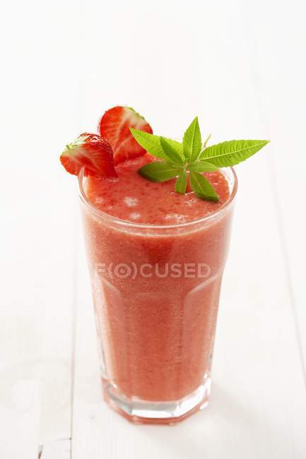 Shake à la fraise avec des feuilles comme décoration — Photo de stock