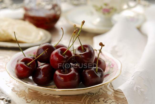 Тарелка свежей вишни — стоковое фото