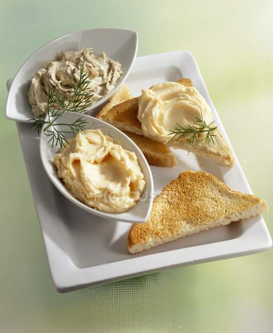 Manteiga de biqueirão e caviar de salmão — Fotografia de Stock