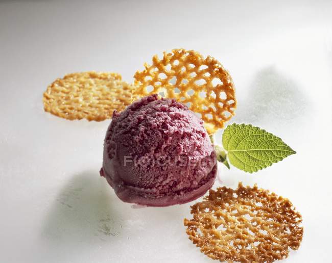 Elderberry quark ice cream — Stock Photo