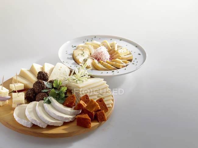 Tabuleiro de queijo e queijo — Fotografia de Stock