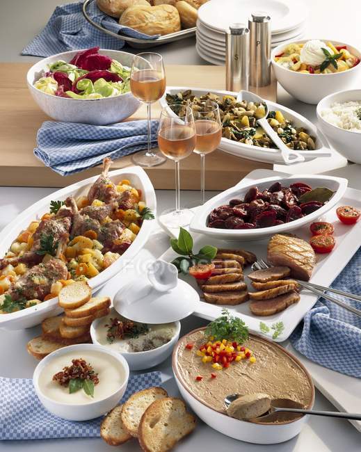 Vue surélevée de divers plats et boissons de canard sur une assiette — Photo de stock