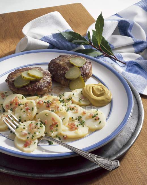 Batatas de carne e salada — Fotografia de Stock