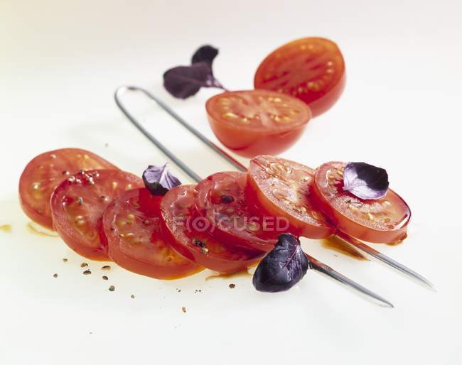 Ensalada de tomate con albahaca roja - foto de stock