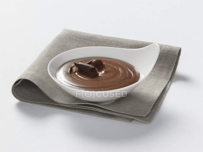 Blancmange de chocolate na tigela — Fotografia de Stock