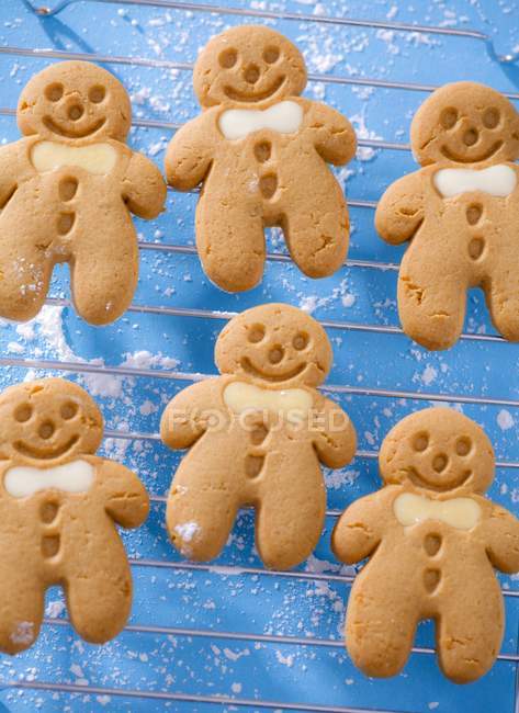 Gingerbread men on rack — Stock Photo