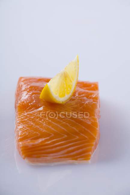 Filé de salmão com limão — Fotografia de Stock