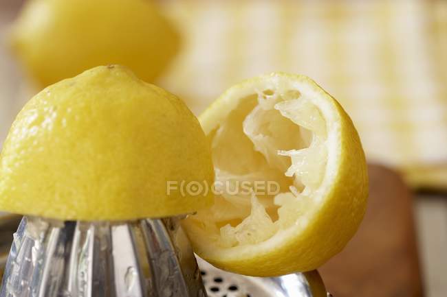 Лимона стиснув половинки — стокове фото