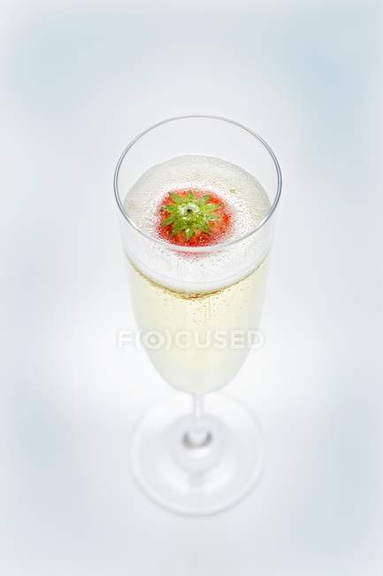 Bicchiere di spumante con fragola — Foto stock