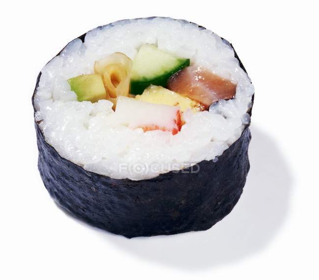 Maki sushi en la superficie blanca - foto de stock