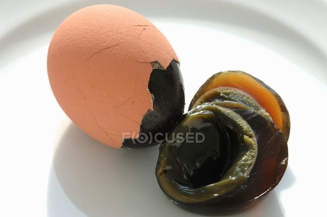 Nahaufnahme von chinesischen Jahrhundert-Ei auf weißer Schale — Stockfoto