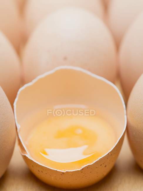 Huevo agrietado fresco - foto de stock