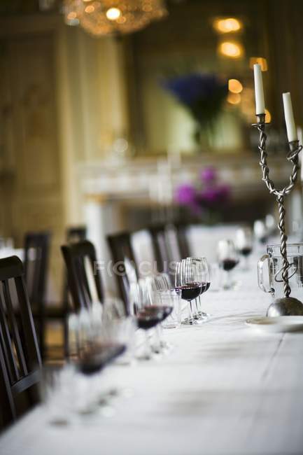 Mesa com copos de vinho tinto — Fotografia de Stock