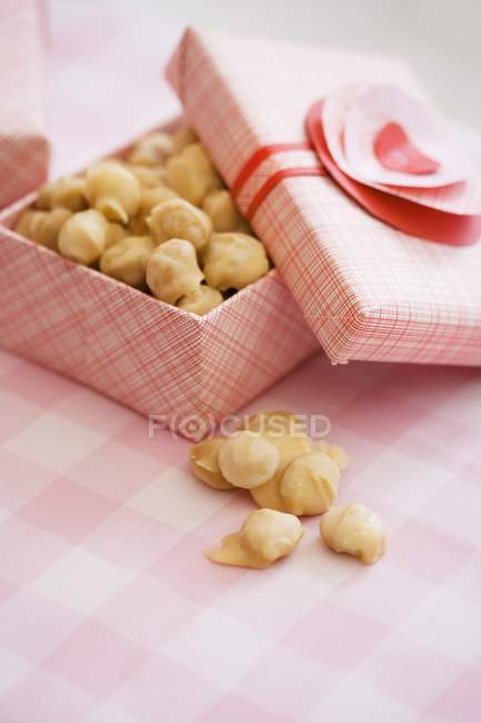 Nueces de Macadamia Cubiertas de Toffee - foto de stock