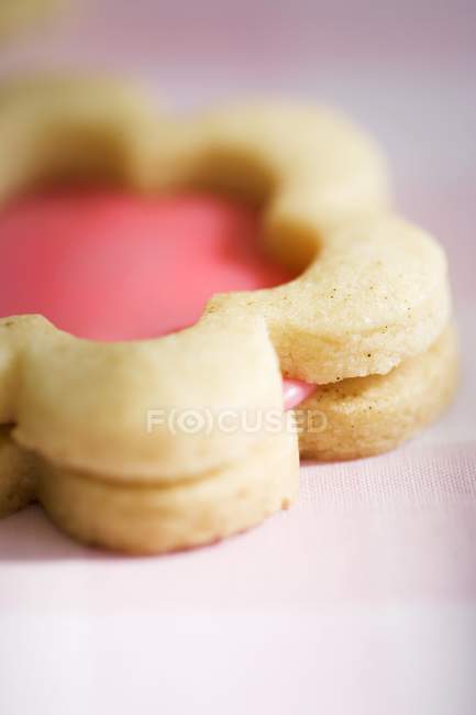 Рожеве заповнене квіткове печиво — стокове фото