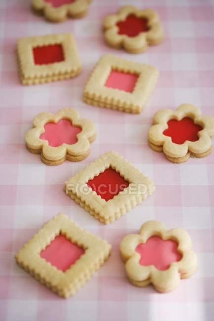 Cookies de enchimento rosa e vermelho — Fotografia de Stock