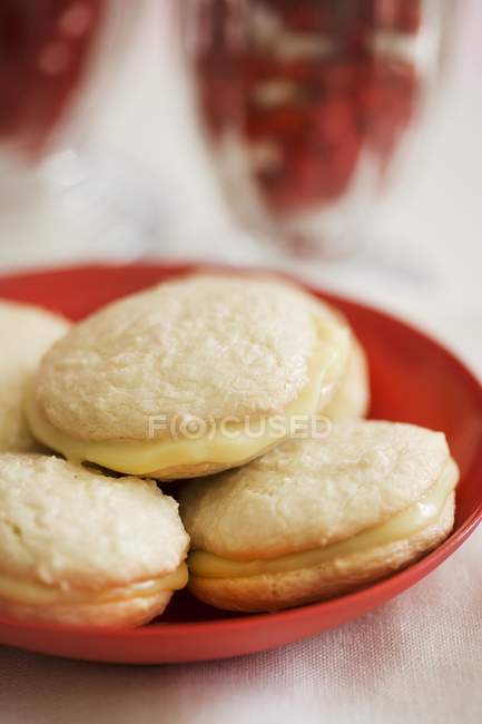 Ciotola rossa di biscotti — Foto stock