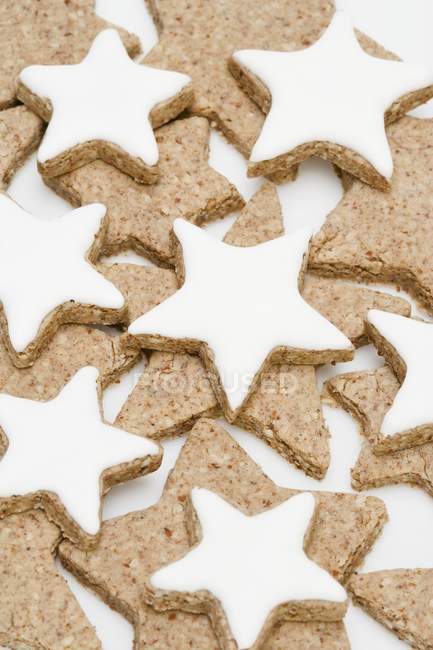 Cinnamon stars with and without icing — Stock Photo