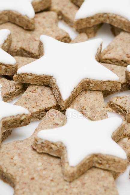 Cinnamon stars with and without icing — Stock Photo