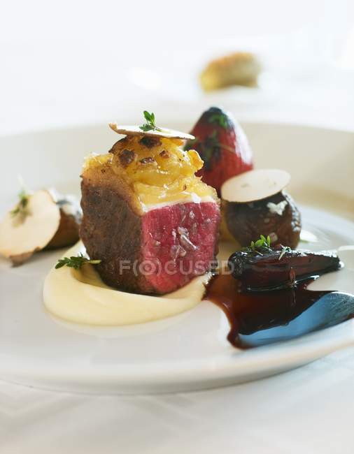 Beef fillet with shallots — Stock Photo