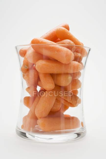 Baby-Karotten im Glas — Stockfoto