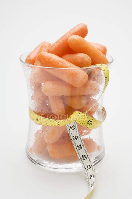 Bébé carottes avec ruban à mesurer — Photo de stock