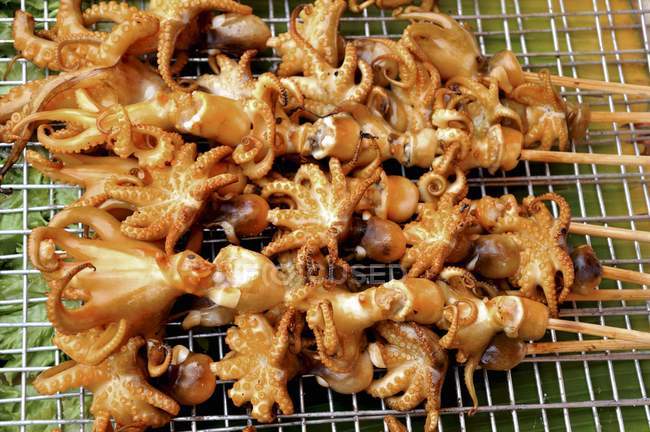 Barbecued squid skewers — Stock Photo