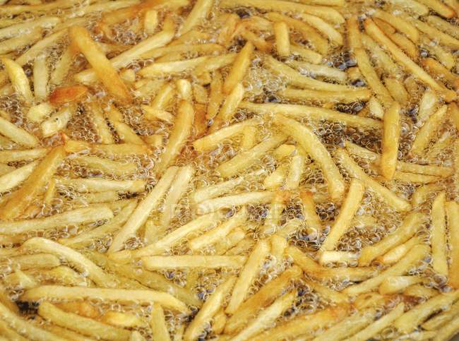 Pommes frites in Palmöl — Stockfoto