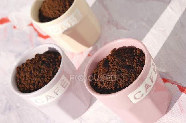Vista close-up de pó de café instantâneo em três copos — Fotografia de Stock