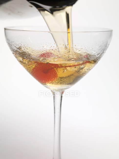 Versare il cocktail Manhattan nel bicchiere — Foto stock