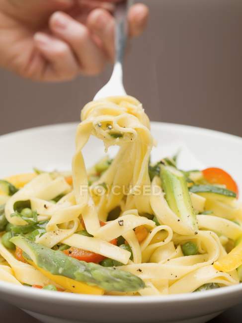 Cinta de pasta tagliatelle con verduras - foto de stock