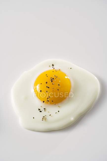 Жареное яйцо с перцем — стоковое фото