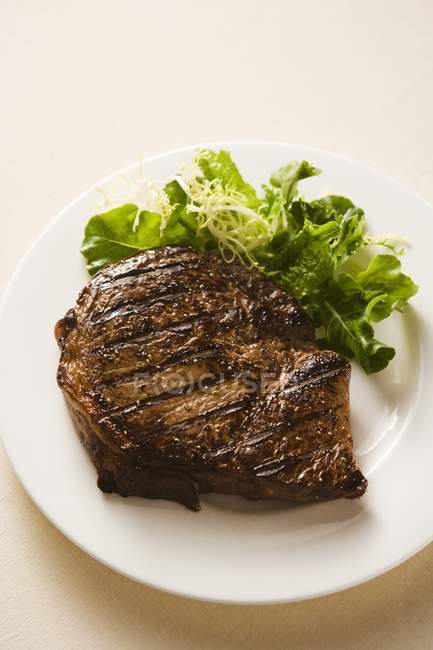 Steak grillé avec salade — Photo de stock