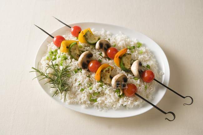 Cabañas de verduras sobre arroz - foto de stock