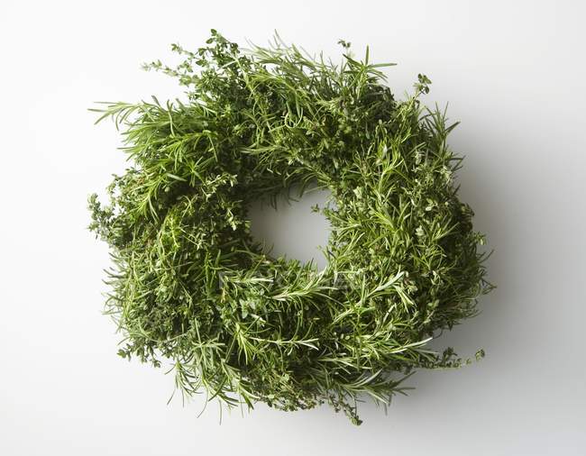 Vista dall'alto della corona verde a base di erbe sulla superficie bianca — Foto stock