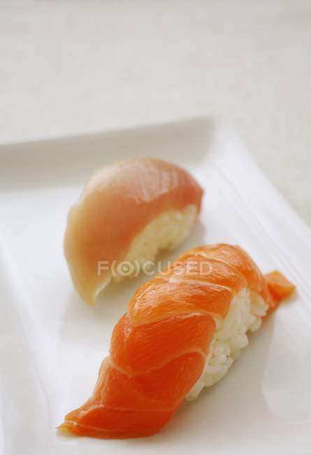Dois sushi nigiri — Fotografia de Stock