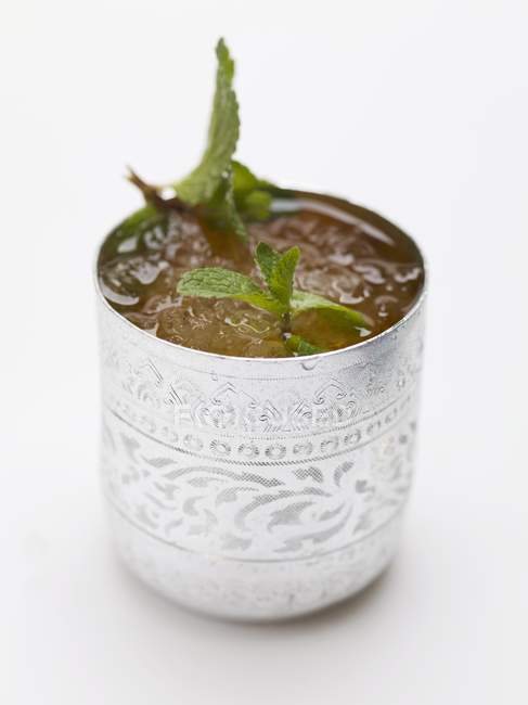 Chá de hortelã-pimenta fria em taça de prata — Fotografia de Stock