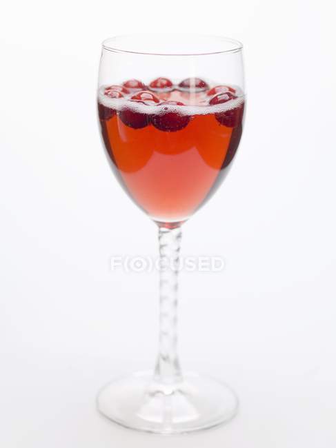 Vista de primer plano de la bebida de arándano en vidrio sobre fondo blanco - foto de stock