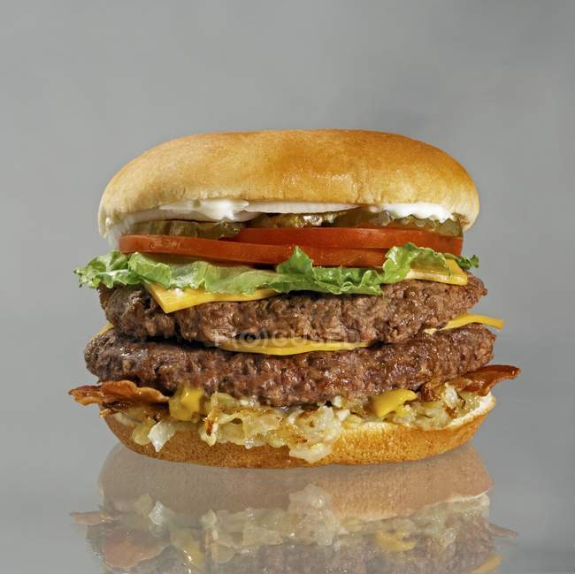 Подвійний чізбургер з беконом — стокове фото