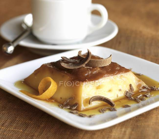 Flan with Chocolate Curls — Stock Photo