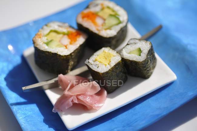 Sushi maki surtido con jengibre en escabeche - foto de stock